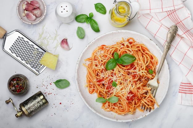 Spaghetti met tomatensaus met knoflook, basilicum, kruiden, olijfolie en Parmezaanse kaas