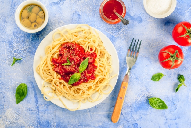 Spaghetti met tomatensaus, olijven en basilicum