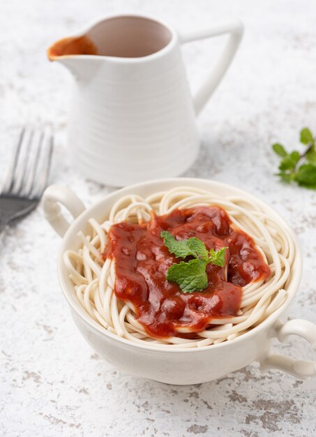 spaghetti met tomatensaus op wit