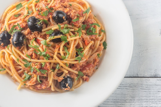 Spaghetti met tonijn en zwarte olijven