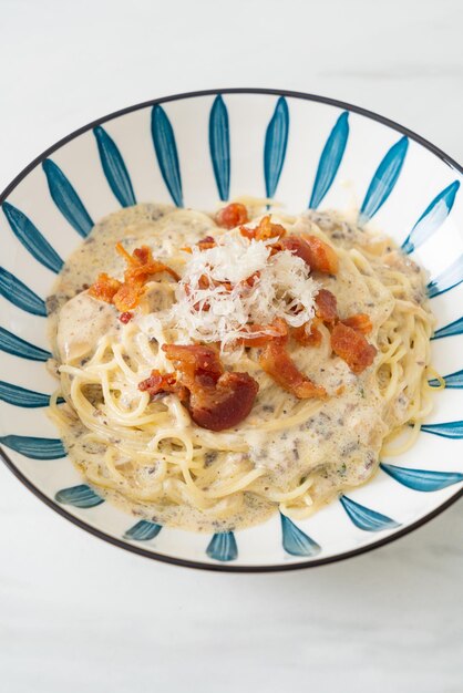 Spaghetti met truffelroomsaus en champignons