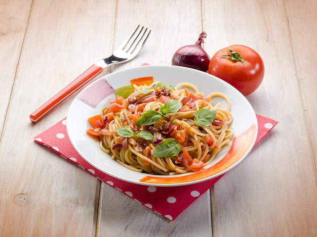 Spaghetti met verse tomaat, rode ui en hete chilipeper