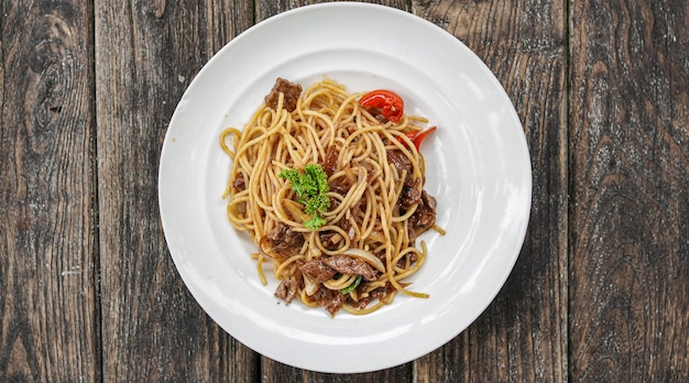 Spaghetti met witte plaat op bovenste tafel