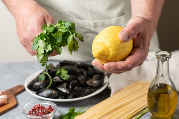 Foto spaghetti met zeevruchten mosselen peterselie citroen en olijfolie thuis koken concept