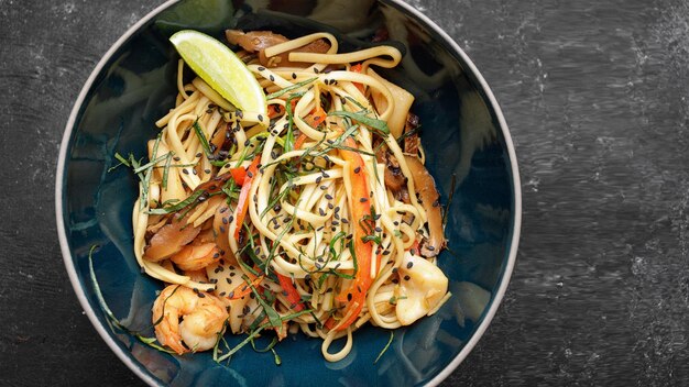 Spaghetti met zeevruchten op een donkere achtergrond