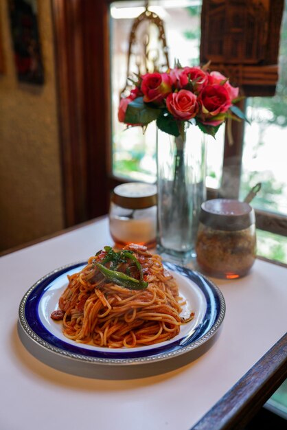 Foto spaghetti napolitana in un caffè retro