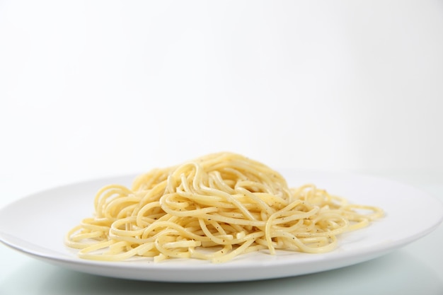 Spaghetti noedels geïsoleerd op witte achtergrond