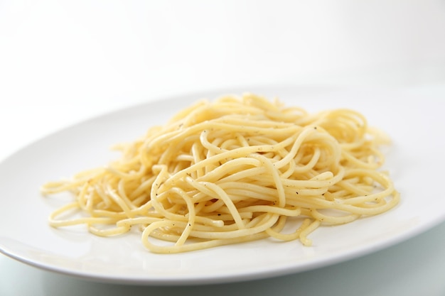 Spaghetti noedels geïsoleerd op witte achtergrond