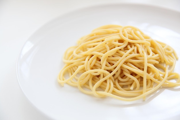 白い背景で隔離のスパゲッティ麺