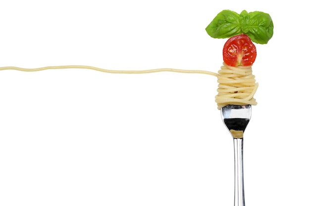 Foto pasto della pasta delle tagliatelle degli spaghetti su una forcella isolata