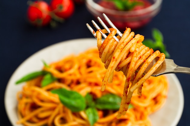 Spaghetti op de vorkclose-up.