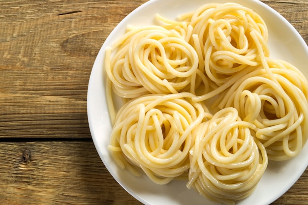 Spaghetti op een witte plaat.