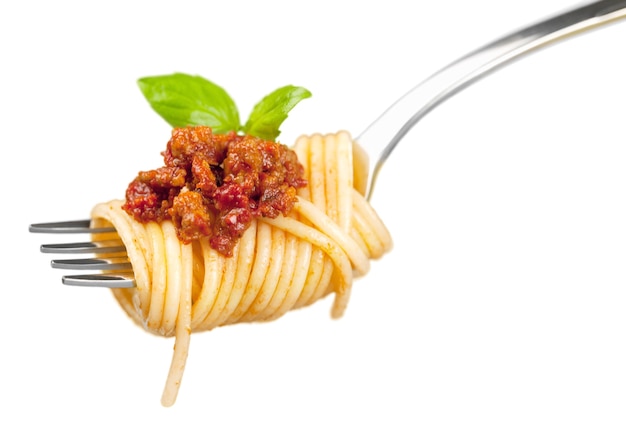Spaghetti op vork met tomatensaus en peterselie