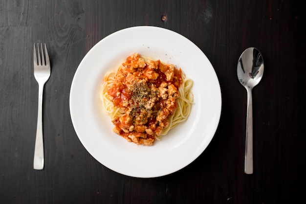 Spaghetti op zwarte houten achtergrond