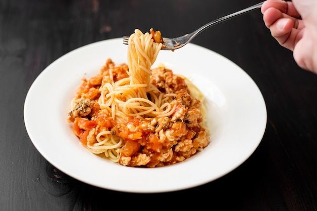 Spaghetti op zwarte houten achtergrond