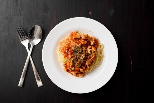 Spaghetti op zwarte houten achtergrond