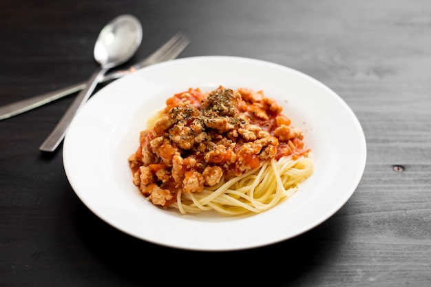 Spaghetti op zwarte houten achtergrond