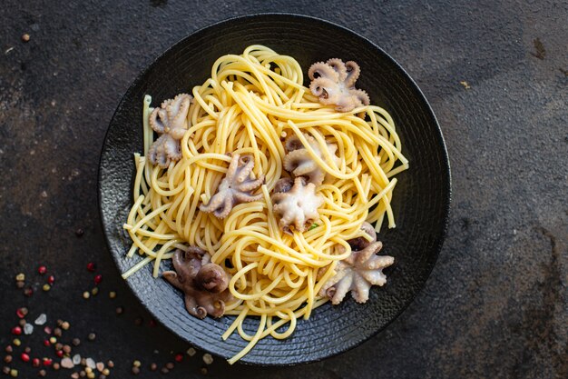 Spaghetti pasta baby octopus zeevruchten verse tweede gang