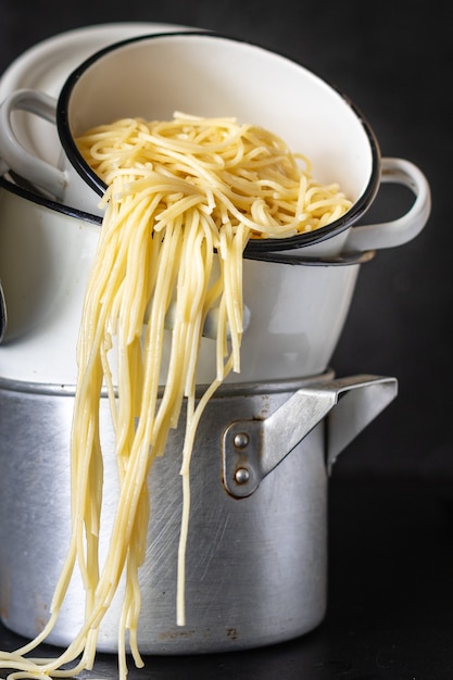 Spaghetti pasta cotta in casseruola grano duro cibo sano pasto spuntino