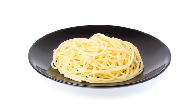 白い背景で隔離の皿にスパゲッティ パスタ