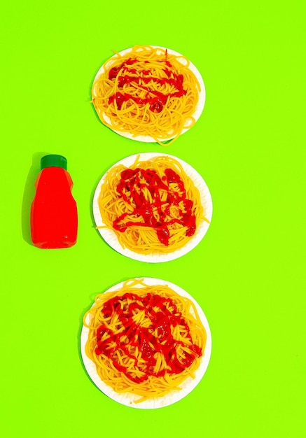 Spaghetti pasta en ketchup op isometrie groene achtergrond Dieet calorie Italiaans eten kunst concept