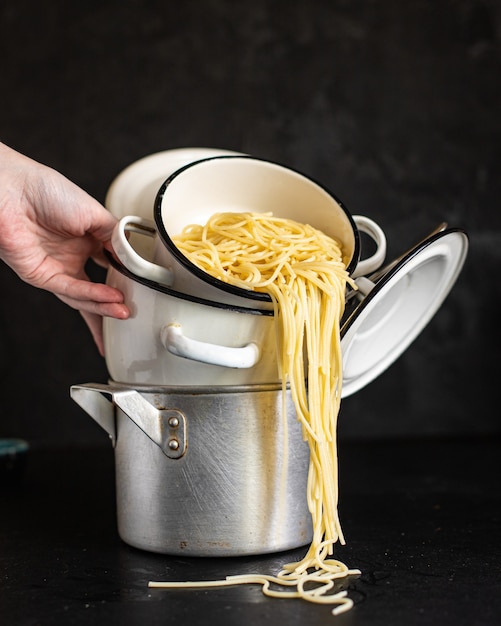 Spaghetti pasta gekookt in een pan durumtarwe gezonde voeding maaltijd snack