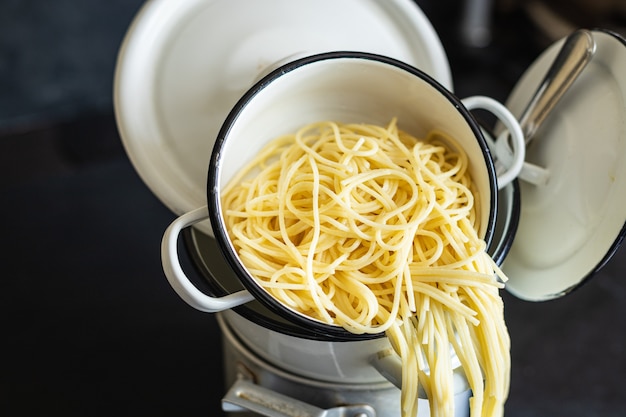 spaghetti pasta gekookt in een pan durumtarwe gezonde voeding maaltijd snack