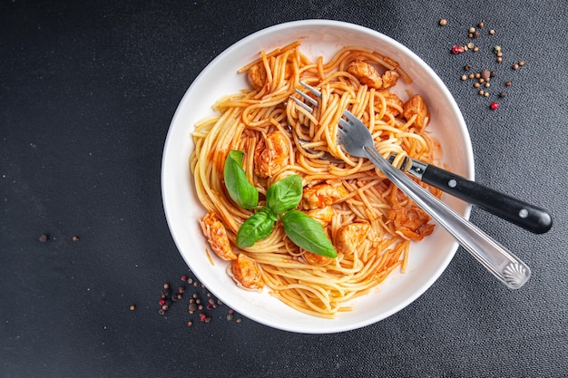 spaghetti pasta kip tomatensaus verse gezonde maaltijd eten snack dieet op tafel kopieer ruimte