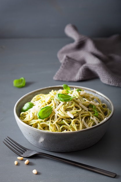 Spaghetti pasta met avocado basilicum pestosaus