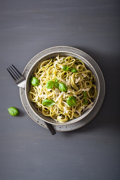 Spaghetti pasta met avocado basilicum pestosaus