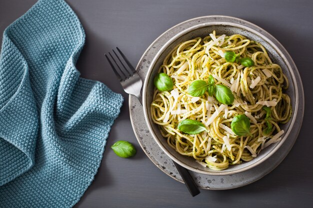 Spaghetti pasta met avocado basilicum pestosaus