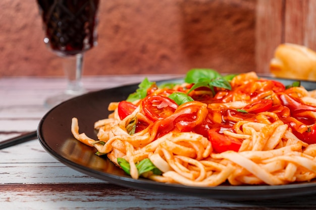 Spaghetti pasta met een exquise huisgemaakte tomatensaus met basilicumblaadjes