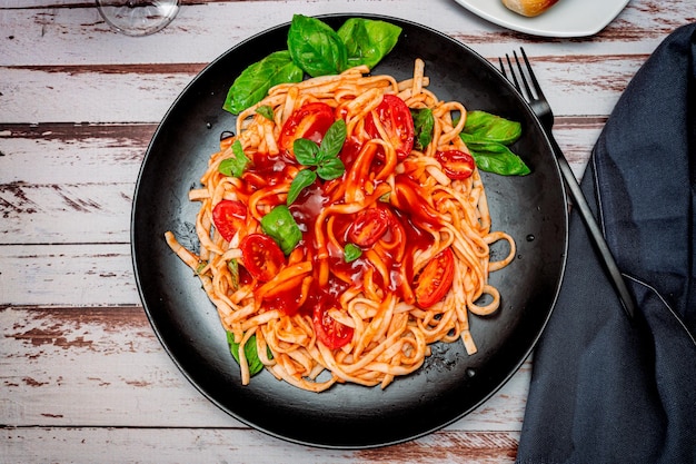 Spaghetti pasta met een exquise huisgemaakte tomatensaus met huisgemaakte basilicumblaadjes