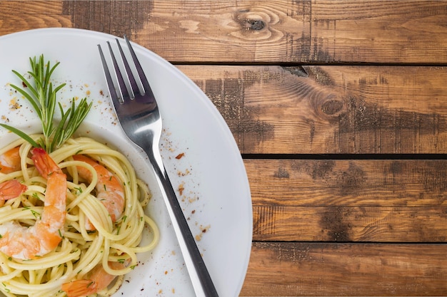 Spaghetti pasta met garnalen op tafel.