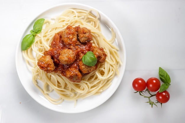 Spaghetti pasta met gehaktballen en tomatensaus. Spaghettisaus bolognese.