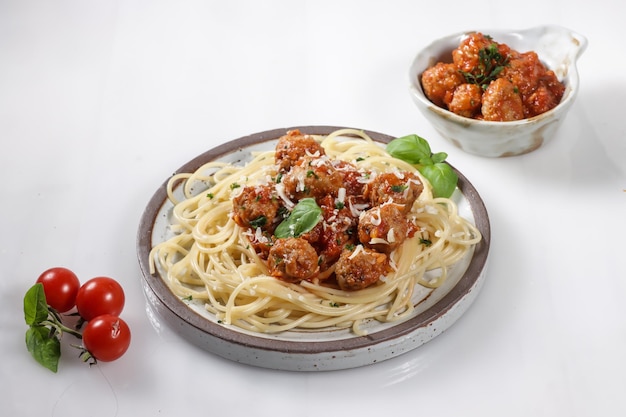 Spaghetti pasta met gehaktballen en tomatensaus. Spaghettisaus bolognese.