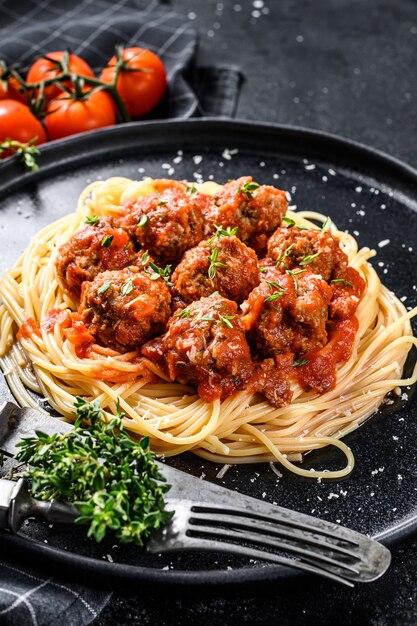 Spaghetti pasta met gehaktballetjes en tomatensaus. .