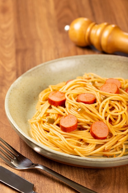 spaghetti pasta met gesneden worst en tomatensaus