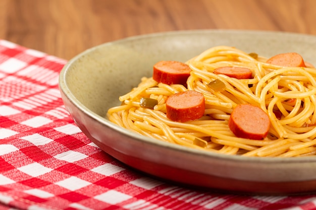 spaghetti pasta met gesneden worst en tomatensaus