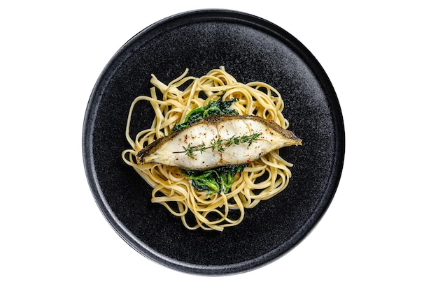 Spaghetti pasta met heilbot vis steak en spinazie geïsoleerd op een witte achtergrond