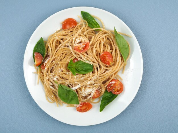 Spaghetti pasta met kerstomaatjes, basilicum en Parmezaanse kaas