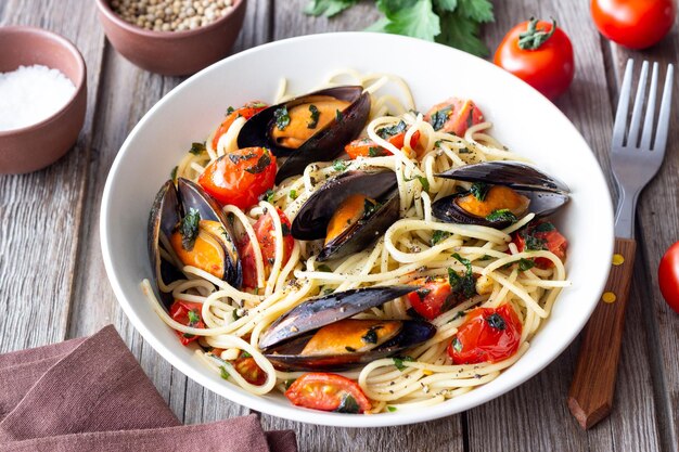 Spaghetti pasta met mosselen tomaten knoflook en kruiden Gezond Italiaans eten