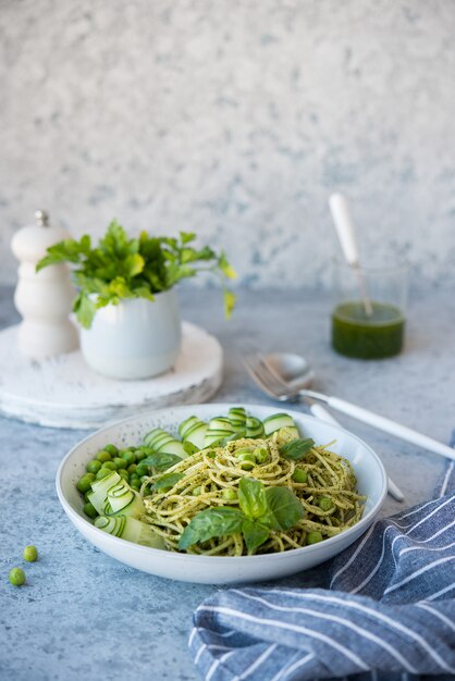 Spaghetti pasta met pestosaus en verse kruiden