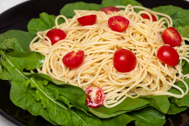 Spaghetti pasta met rucola en cherrytomaatjes
