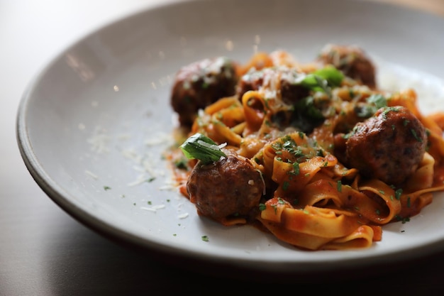 Spaghetti pasta met rundergehaktballetjes en tomatensaus op hout achtergrond. Italiaans eten