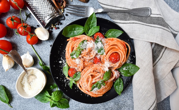 Spaghetti pasta met tomaat, parmezaanse kaas en basilicum. voedsel plat leggen