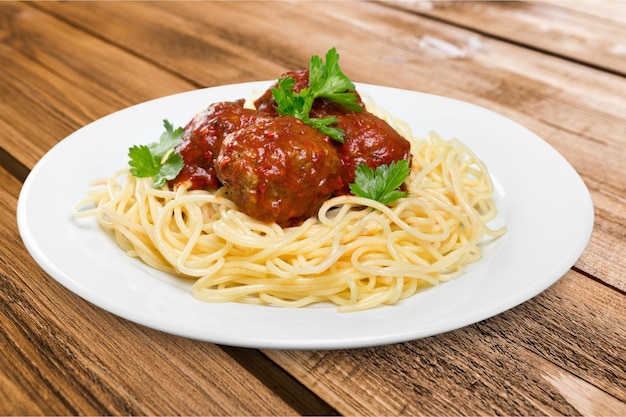 Spaghetti pasta met tomaten en basilicum op plaat