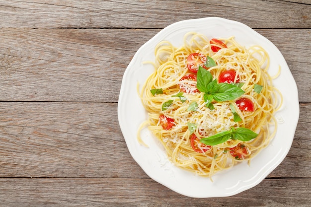 Spaghetti pasta met tomaten en basilicum