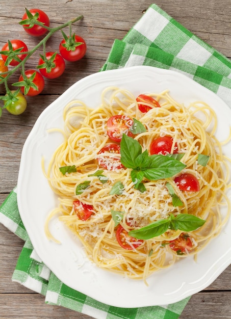 Spaghetti pasta met tomaten en basilicum