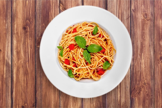 Spaghetti pasta met tomaten en peterselie aan